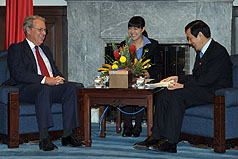 總統馬英九（右）25日接見美國在台協會主席薄瑞光（左），多次見面的兩人展現好默契，聽馬總統講中文，薄瑞光說，「我聽得懂」。圖片來源：中央社   