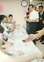 國民黨中常委選舉3日投票，國民黨主席馬英九（右前）前往台北市議會國民黨團辦公室領取選票，準備投票。圖片來源：中央社   