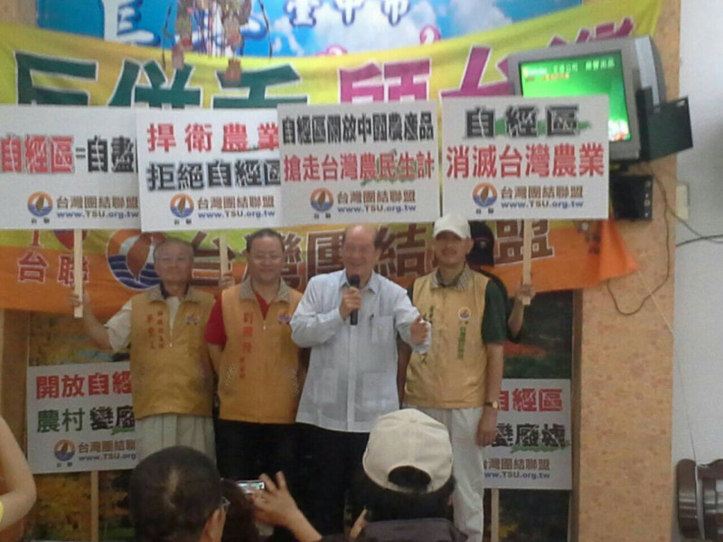 台灣團結聯盟主席黃昆輝今（25）日參加台中市議員參選人劉國隆所舉辦的反自經區宣講會。圖：台聯提供   