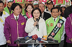民進黨總統候選人蔡英文（前排中）8日在台南市車隊掃街拜票前，於台南南萣橋發表談話。圖片來源：中央社。   