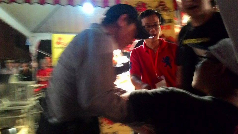 黑島青成員今(22)日晚到新竹市向馬英九抗議，但朝馬丟橘子後，包含魏揚等4名成員都被警方逮捕。圖：翻攝自黑島青臉書。   
