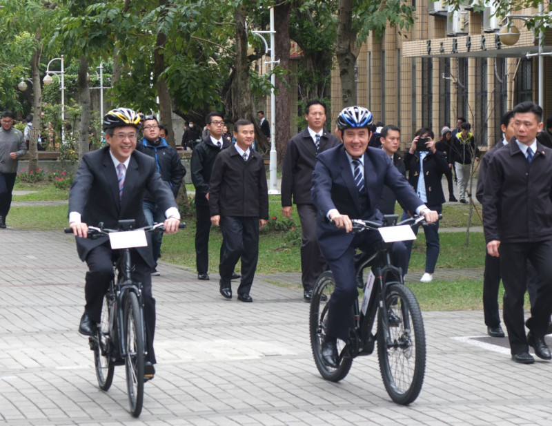 總統馬英九18日赴北科大，還騎了自行車去聽取簡報。圖：翁嫆琄/攝   