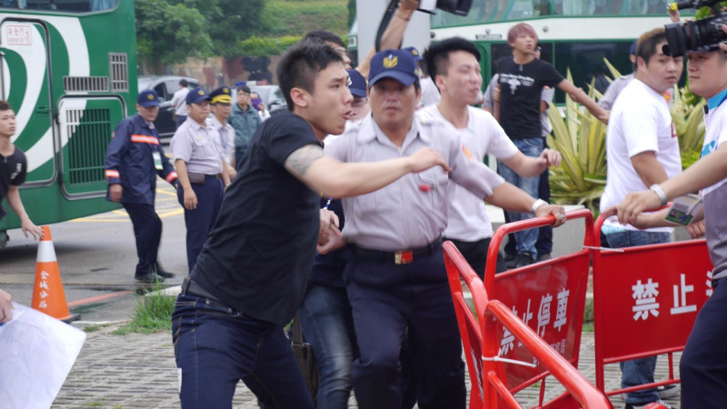 中國國台辦主任張志軍23日率團參訪金門，台聯青年軍抗議，但卻遭黑衣人襲擊打傷。圖：台聯提供   