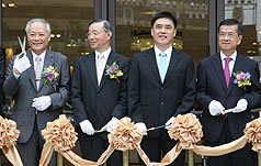 台北市長郝龍斌（右2）7日與統一企業集團總裁林蒼生（左），共同為東區一家百貨公司開幕剪綵。但媒體關心的焦點還是在新生高案。圖片來源：中央社   