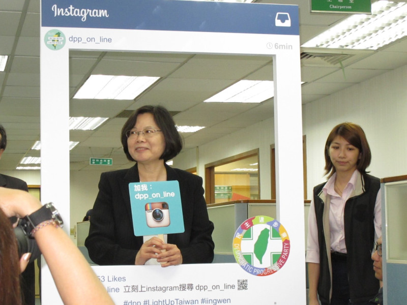 民進黨主席蔡英文6日站在instagram相框前拍照，象徵黨部instagram帳號上線。圖：林朝億/攝   