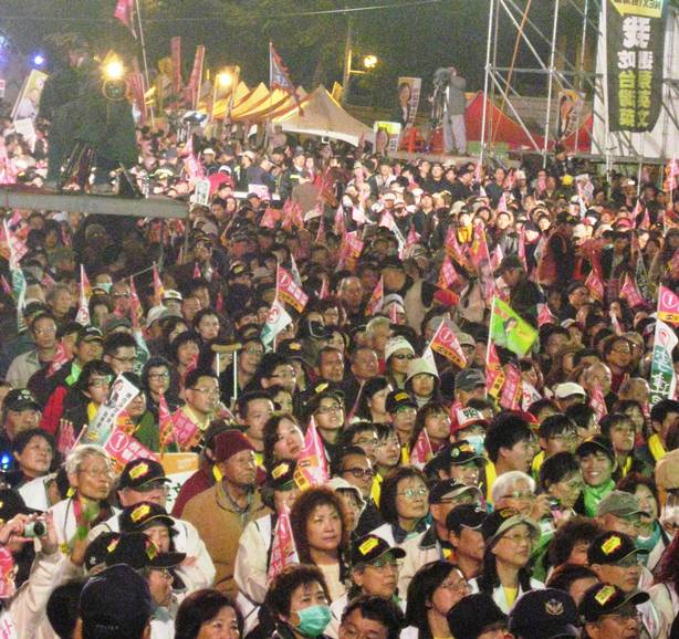 民進黨今（8）晚在台北市黨部附近封街舉辦晚會，現場群眾除了站滿整條路，也擠到旁邊的華山公園上。圖：林朝億/攝影   