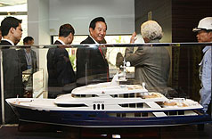 中國海協會會長陳雲林（中）25日搭船遊覽高雄港，並參觀中信造船廠。圖片來源：中央社   