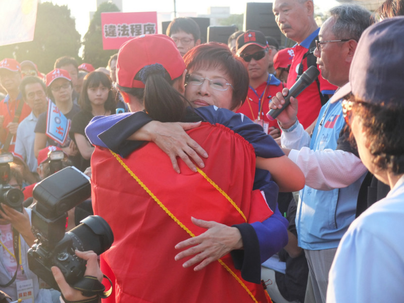 洪秀柱17日正式被撤銷總統參選提名，她在支持者的聲援中與民眾熱情擁抱。圖：翁嫆琄/攝   