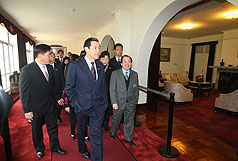 士林官邸正館2日舉行開幕記者會，總統馬英九（前中）與貴賓們在館內參觀。圖片來源：中央社   