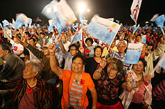 台北市長郝龍斌競選總部 3日舉辦「團結挺郝─台北起飛」之夜，不少支持者到場助陣，搖旗高喊「凍蒜」。圖片來源：中央社   