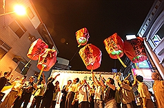 本土社團今晚(21日)在台南市麻豆區舉行第一場「救扁」晚會，現場並放起天燈替阿扁祈福。圖片來源：中央社。   