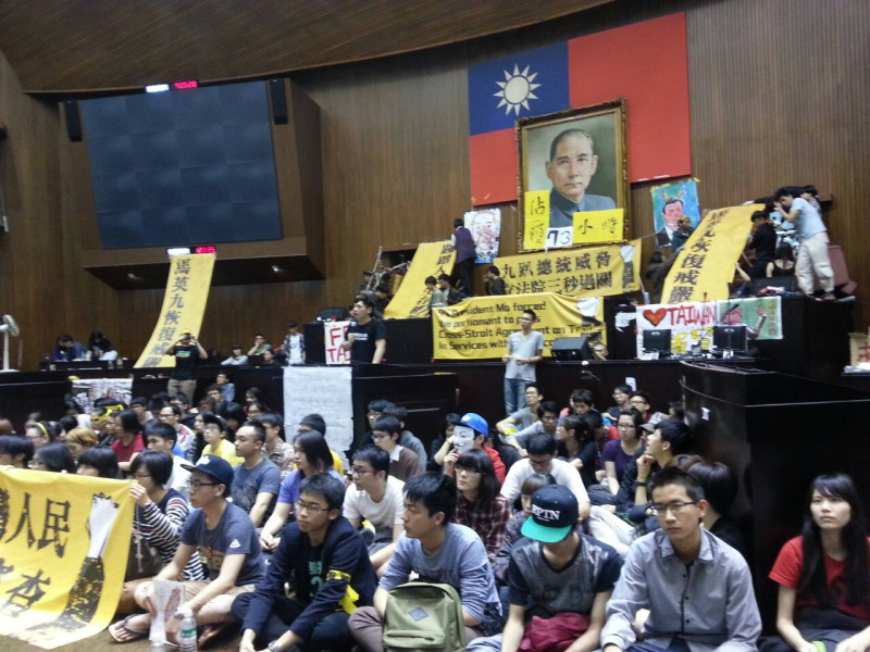 抗議服貿學生20日上午高喊馬英九出面協商，「退回服貿，捍衛民主」。圖：林朝億/攝影   