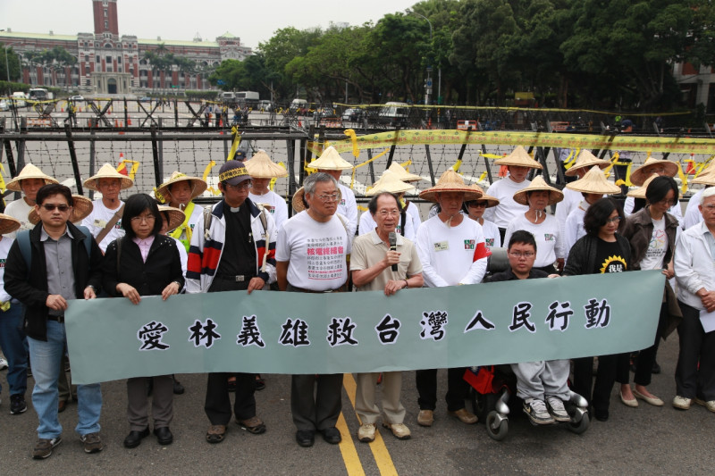 由各反核團體發起的「愛林義雄救台灣 人民行動」，30日上午在凱達格蘭大道前召開記者會。圖：林雨佑/攝   