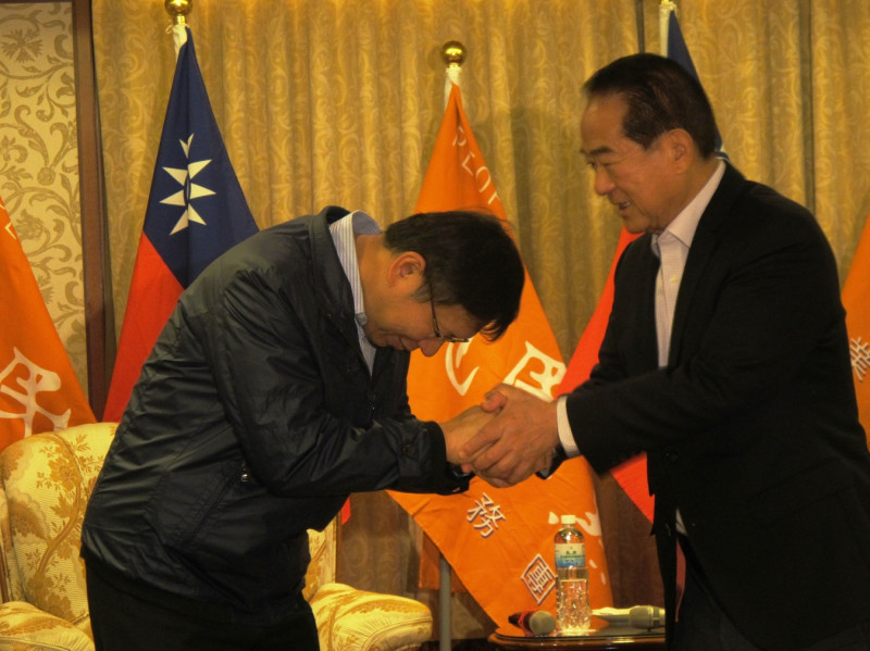 台北市長當選人柯文哲8日拜會親民黨主席宋楚瑜。圖：林朝億/攝   