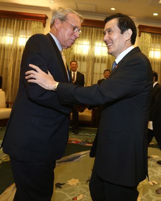 總統馬英九（右）25日在總統府接見「美國在台協會」(AIT)主席薄瑞光(Raymond Burghardt）（左）。圖：中央社   