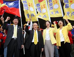 新黨主席郁慕明（前左2）25日帶領不分區立委提名人王鴻薇（前右2）等人前往中選會登記，高喊新黨加油，爭取政黨票。圖片來源：中央社   