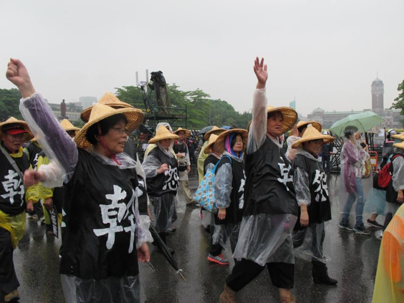 五一勞工大遊行今（1）日下午2時，從凱道展開，有上萬人不畏風雨走上街頭。圖4-3：林朝億/攝   