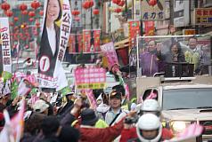 民進黨總統候選人蔡英文4日在宜蘭掃街拜票。圖片來源：中央社。   