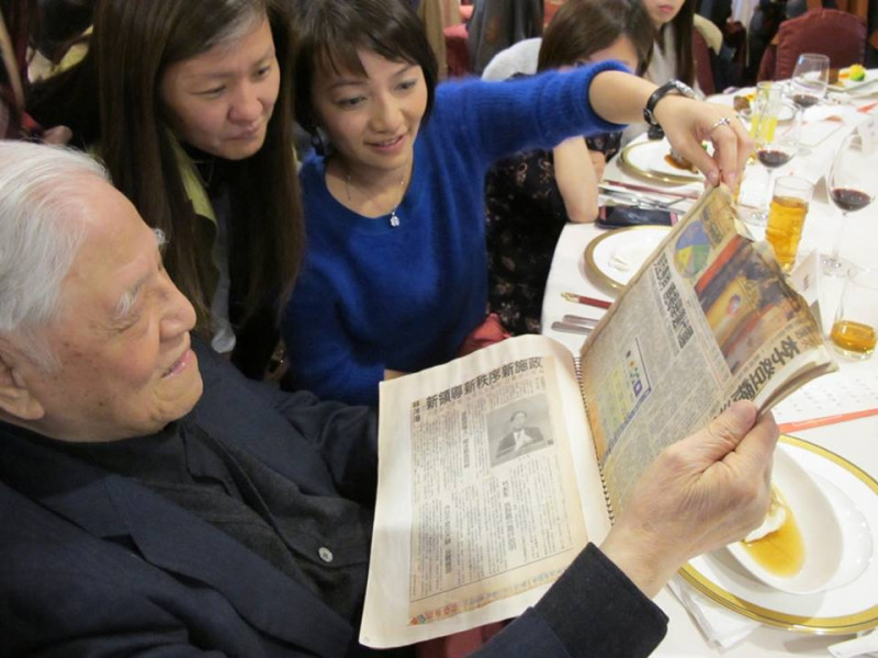 前總統李登輝18日中午與媒體餐敘時，翻閱記者拿出的剪報文集。圖：林朝億/攝   