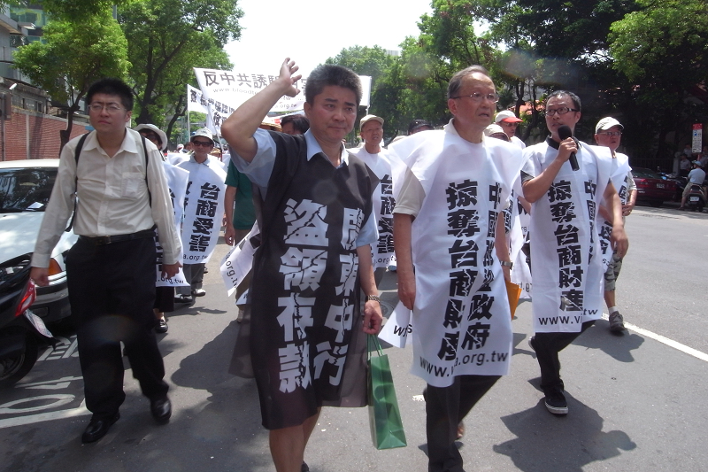 近百名在中國投資的台商及家屬9日上街遊行，並向陸委會喊話，要求參與兩岸投資保障協議的簽訂，並希望能在簽定前，要求中國先賠償他們的損失。圖片：楊宗興/攝   