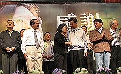 民進黨主席蔡英文（前左3）28日從家鄉屏東縣展開為期9天的謝票之旅。圖片來源：中央社。   