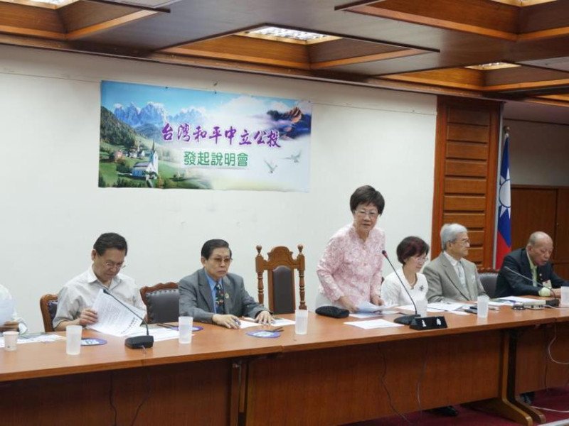 前副總統呂秀蓮14日表示，和平中立公投是徹底翻轉台灣命運的機會，希望能在年底前湊足聯署書9萬多份，送入公審會審議。圖：張容瑄/攝   