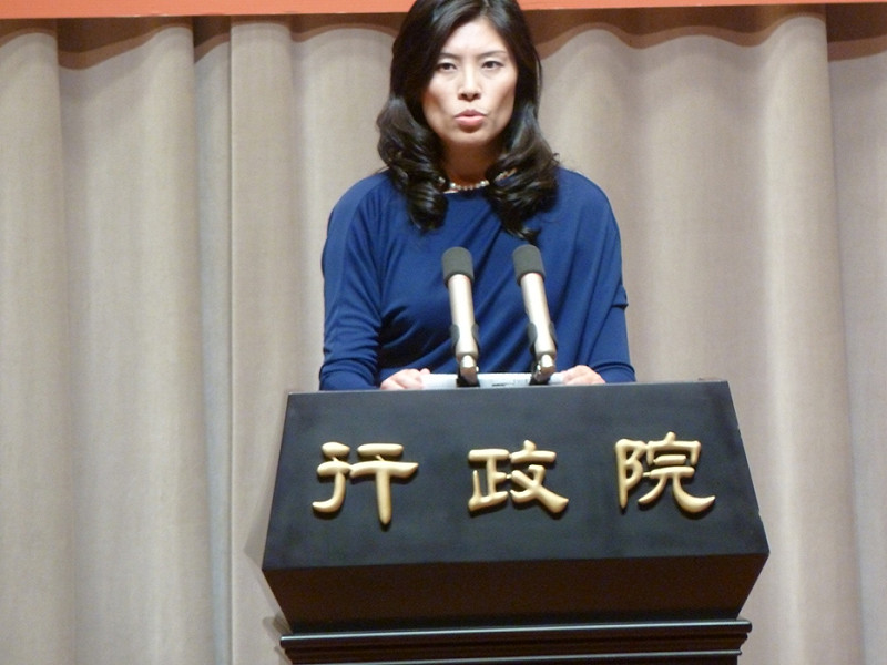 行政院發言人鄭麗文今(18)日在行政院會後記者會中轉述江宜樺首次臨時院會的指示。圖：謝莉慧/攝   