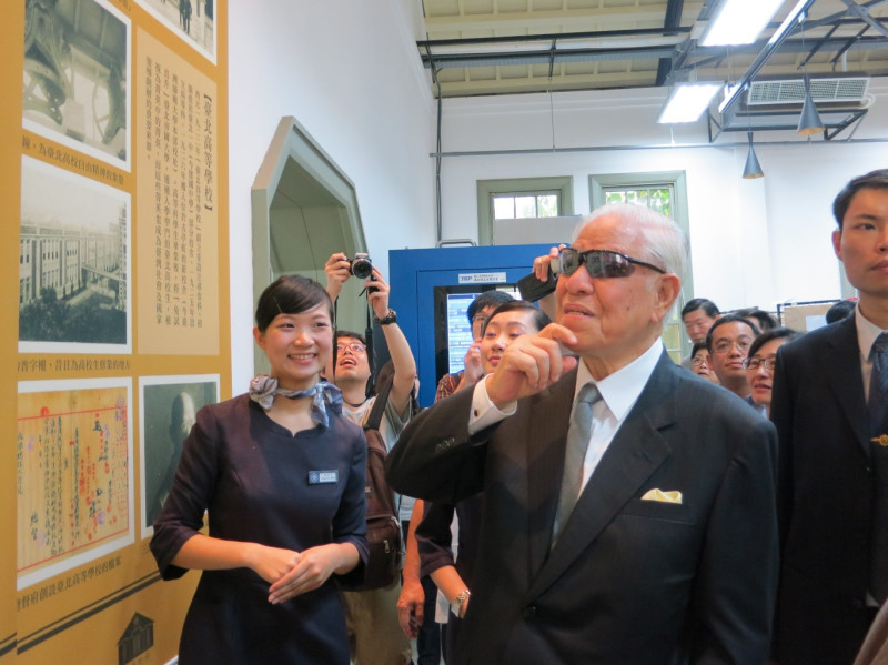 前總統李登輝22日前往母校台灣師範大學演講，並視察當時台北高等學校等簡報資料。圖：林朝億/攝   
