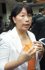 前海基會董事長江丙坤昨天公開建議引入香港鳳凰衛視與中國中央電視台的國際新聞，以解決台灣媒體亂象，對此，文化部長龍應台今(29)日在立法院答詢時表示，「我是有但書的支持」。圖片來源：中央社   