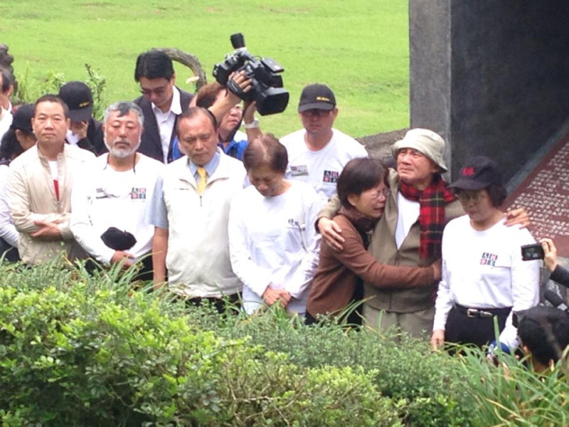 民進黨前主席林義雄28日返回宜蘭，在母親墳前落淚。圖：翻攝林聰賢臉書   
