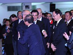 國民黨榮譽主席吳伯雄（前左）在10日召開的第19次全國代表大會中，除了感性呼籲黨內團結，並與立法院長王金平（前背對者）互相擁抱，引發外界聯想。圖：中央社資料照片   
