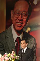 總統馬英九23日應邀出席「紀念丘宏達教授學術研討會」專題演講，懷念這位一生為提升中華民國國際地位努力的國際法學者。圖片來源：中央社   