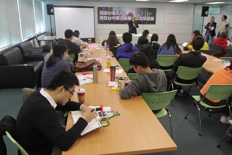 民進黨新境界文教基金會首度舉辦為期2天1夜的「自由台灣系列-與在台中國大陸學生交流研習營」。黨主席蘇貞昌11/30在開幕時致詞。圖2-2：民進黨提供   