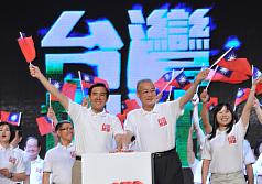 國民黨今（2）日打破慣例，首次將全黨代表大會移師台中舉行，會中也正式通過2012年正副總統「馬吳配」的提名案。圖片來源：中央社。   
