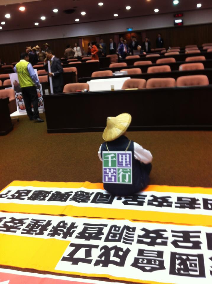 國民黨立委蔡正元今(19)日打扮成林義雄的模樣坐在立法院議場中間，引發網友爭議。圖片來源：段宜康臉書   