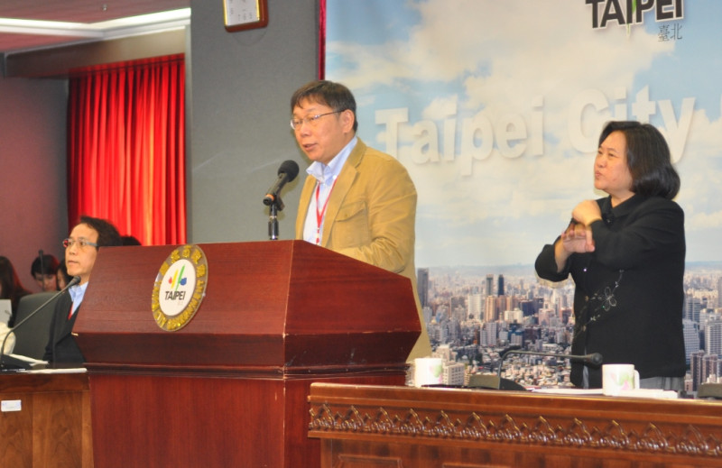 針對兩岸交流問題，台北市長柯文哲今(17)日在市政會議後記者會上表示，要當掮客的人太多，如果每個人都說有密使，詐騙集團就出現了，「張顯耀問題不就是這樣嗎？」圖：劉奕霆/攝   