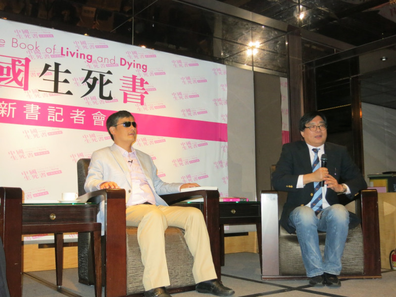 中國盲人律師陳光誠27日與台灣關懷中國人權聯盟理事長楊憲宏進行座談。圖：林朝億/攝   