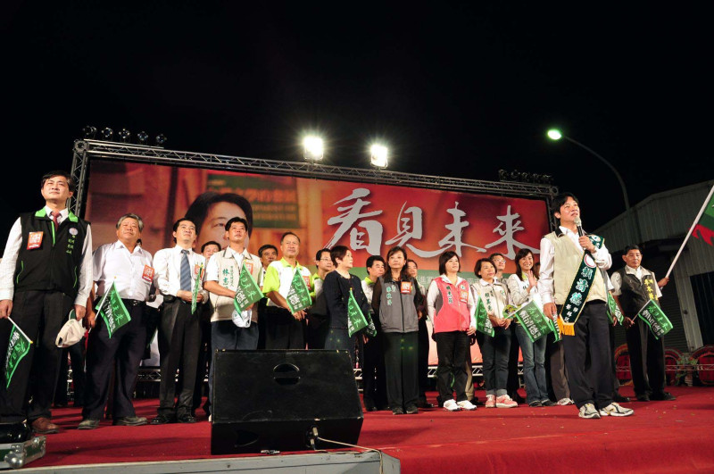 民進黨大台南市長候選人賴清德三日晚上在永康市成立競選總部，與所有黨籍市議員候選人同台造勢。圖片來源:陳衍有攝影   