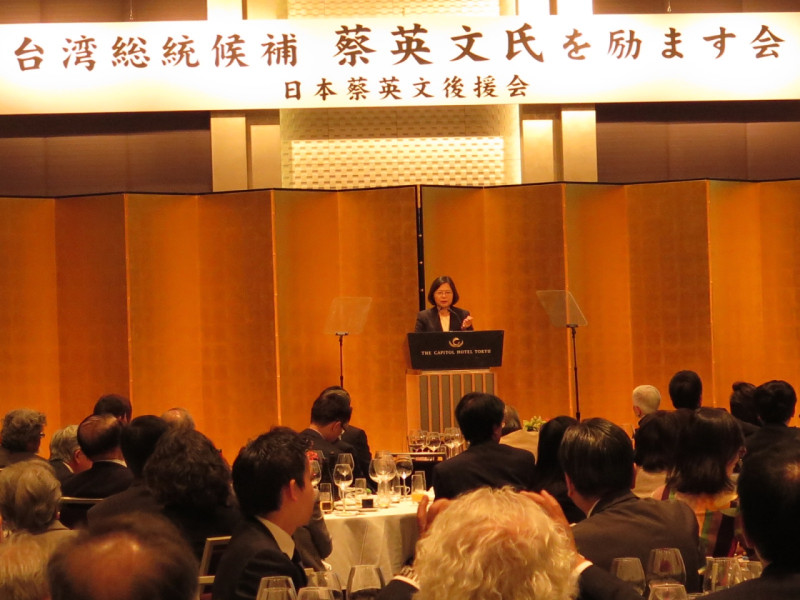 民進黨主席蔡英文6日出席日本東京台僑晚宴時表示，為了讓台灣變得更好，我們必須終結無謂的政治對立。圖片來源：訪日媒體團提供   