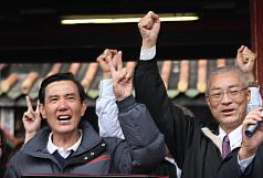 國民黨總統候選人馬英九（左）與副總統候選人吳敦義（右）7日在雲林縣土庫鎮順天宮參拜，與熱情支持者一起高喊「凍蒜」。圖片來源：中央社   