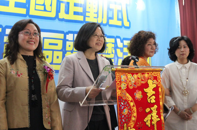 3月8日婦女節，民進黨主席蔡英文（左2）到中市參加婦女團體活動指出，將成立三合一照顧工作坊，推動照護服務政策。圖:中央社   