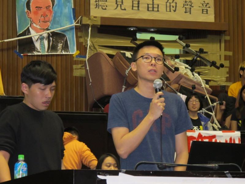 針對抗爭學生自行發動攻占行政院，占領立法院議場學生代表林飛帆23日晚間呼籲所有同學能保持信心、希望，守在議場內並非毫無目的的堅守。圖：林朝億/攝   