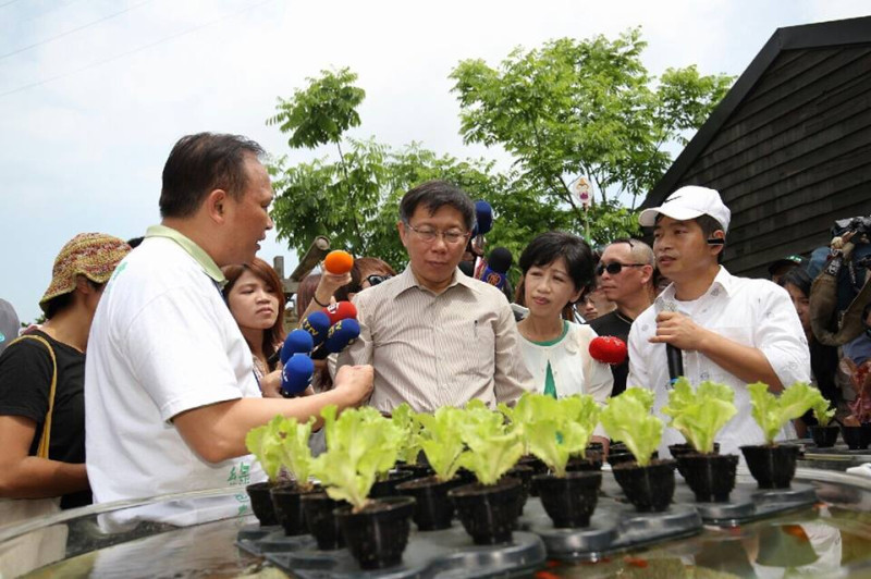 宜蘭縣長林聰賢相當歡迎柯文哲來到宜蘭，還親自當起解說員一一向柯文哲介紹綠博。圖：台北市政府提供   