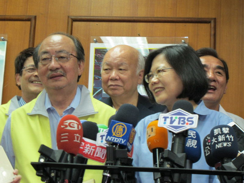 民進黨主席蔡英文23 日拜會新竹農田水利會前接受媒體訪問。圖；林朝億/攝   
