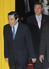 總統馬英九（左）25日在台北博愛大樓，出席國防部100年春節聯歡餐會，還由剛完成手術的國防部長高華柱（右）陪同進入會場。圖片來源：中央社   