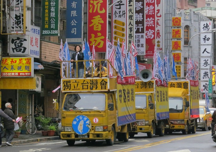 史明的「獨立台灣會」也發動宣傳車呼籲國人勿忘228悲劇。圖：林朝億/台北報導   