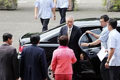 副總統吳敦義（右3）18日出席「2012保險信望愛獎」頒獎典禮，但媒體關切的都是壹週刊的相關報導。圖片來源：中央社   