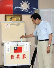 國民黨第19屆第1任中央常務委員選舉7日在台北市議會進行投票，國民黨主席馬英九上午至會場投票。圖：中央社。   