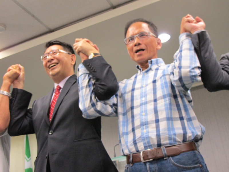 民進黨游錫堃與台聯林志嘉27日共同出席民調記者會後，兩人握手相互打氣。圖：林朝億/攝   