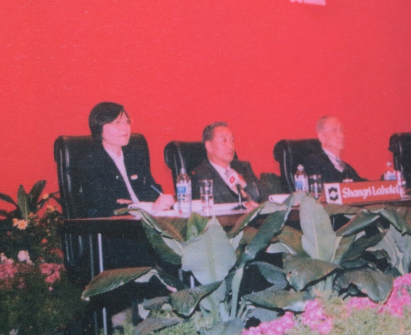 1998年辜汪會談，康寧祥召開國際記者會抗議江澤民拒絕會晤時，辜振甫坐在一旁（右一），另一旁則是擔任英文翻譯的蔡英文（左一）。圖2-2：翻拍自「台灣，打拼：康寧祥回憶錄」   